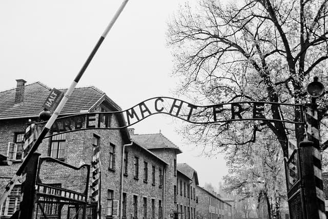 auschwitz-2558999_640